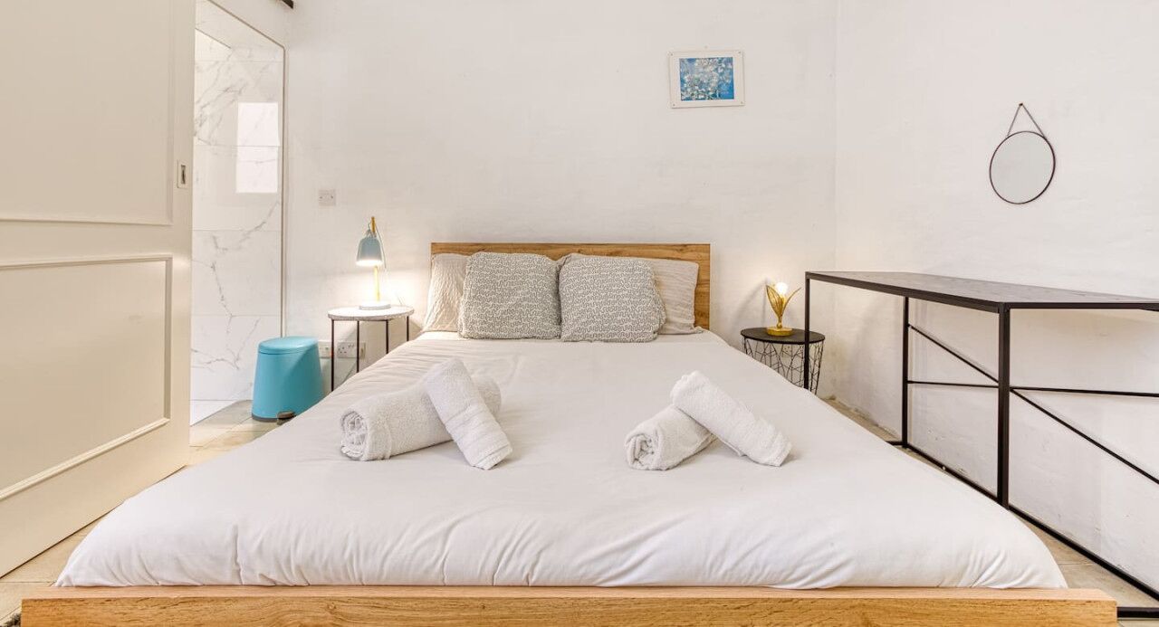 書桌、熨斗/熨衫板、Wi-Fi、床單