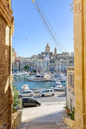 Marina - Lovely traditional 4BR Townhouse in charming Isla (L-Isla)