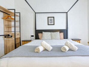 Bureau, fer et planche à repasser, Wi-Fi, draps fournis