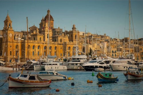 Lovely traditional 4BR Townhouse in charming Isla