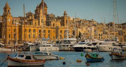 Lovely traditional 4BR Townhouse in charming Isla