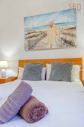 1 slaapkamer, een bureau, een strijkplank/strijkijzer, wifi