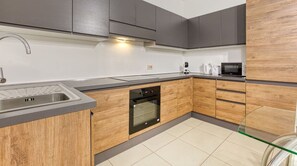 Frigorífico, microondas, horno y placa de cocina