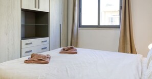 Bureau, fer et planche à repasser, Wi-Fi, draps fournis