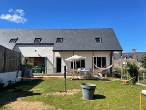 Outdoor dining - House 300 metres from the Rance in a quiet area (La Richardais)