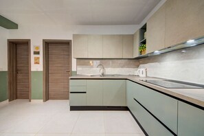 Frigorífico, microondas, horno y placa de cocina