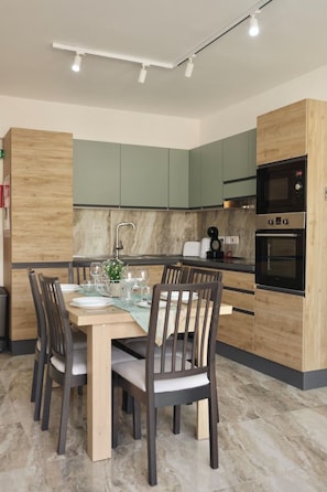 Kühlschrank, Mikrowelle, Ofen, Herdplatte