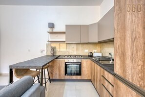 Een koelkast, een oven, een kookplaat, een vaatwasser