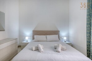 3 slaapkamers, een bureau, een strijkplank/strijkijzer, wifi