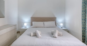 3 habitaciones, escritorio, tabla de planchar con plancha y wifi