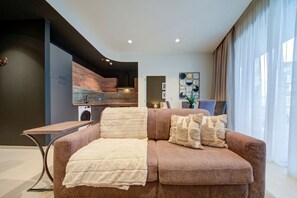 TV - Exquisite large suite in Mercury Towers (St. Julian`s)