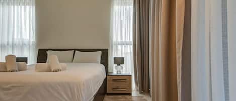 Desk, iron/ironing board, WiFi, bed sheets