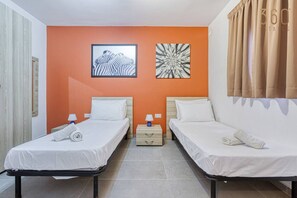 5 habitaciones, escritorio, tabla de planchar con plancha y wifi