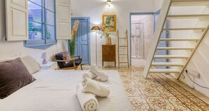 4 bedrooms, desk, iron/ironing board, travel cot