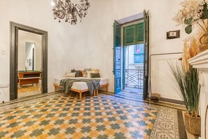 4 habitaciones, escritorio y tabla de planchar con plancha 