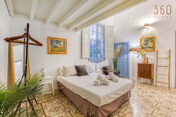 4 habitaciones, escritorio y tabla de planchar con plancha 