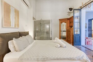 4 bedrooms, desk, iron/ironing board, travel cot - Stunning traditional Palazzo in central Floriana (Floriana)