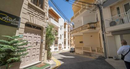 Cosy 2BR Apt w/ private balcony in Xlendi