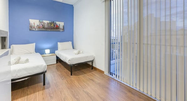 2 habitaciones, escritorio, tabla de planchar con plancha y wifi