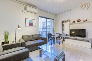 TV - Charming 2BR Apt with Balcony & city views, Sliema (Sliema)