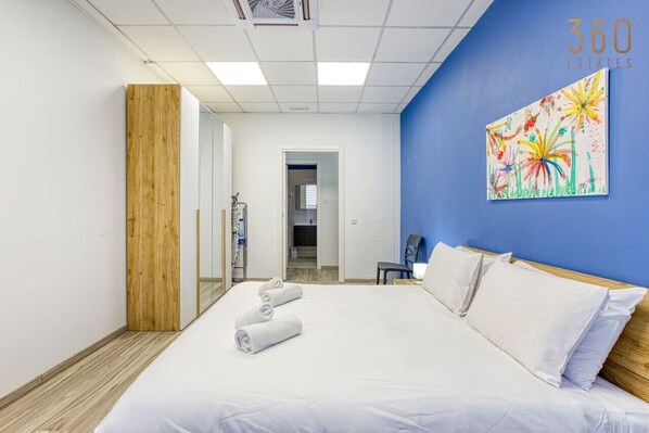 1 habitación, escritorio, tabla de planchar con plancha y wifi