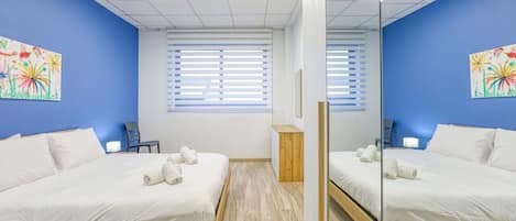 1 quarto, escrivaninha, ferros/tábuas de passar roupa, berço de viagem