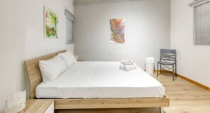 1 غرفة نوم ومكتب ومكواة/لوح كي وسرير سفر