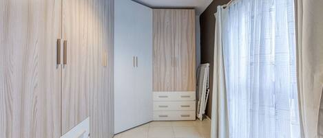 2 bedrooms, desk, iron/ironing board, WiFi