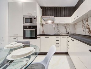 Geladeira, micro-ondas, fogão, cooktop