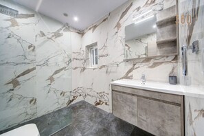 Sèche-cheveux, serviettes fournies