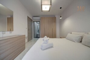 2 bedrooms, desk, iron/ironing board, WiFi