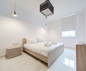 2 habitaciones, escritorio, tabla de planchar con plancha y wifi