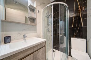 Amenidades de baño gratuitas, secadora de cabello, toallas 