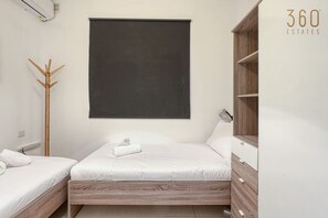 Schreibtisch, Bügeleisen/Bügelbrett, Reisekinderbett, WLAN