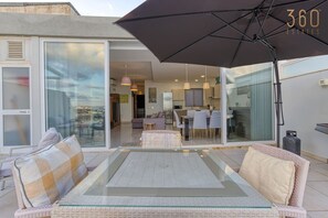 Outdoor dining - Lovely Mellieha Apt with stunning terrace & views! (Il-Mellieħa)
