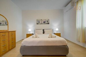 2 Schlafzimmer, Schreibtisch, Bügeleisen/Bügelbrett, Reisekinderbett