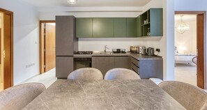 ثلاجة، ميكروويف، فرن، موقد طهي مسطح