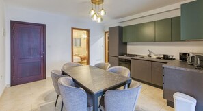 Fridge, microwave, oven, stovetop - Life on Water’s Edge with unique views, St. Paul’s (San Pawl il-Bahar)