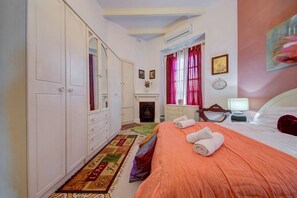 2 slaapkamers, een bureau, een strijkplank/strijkijzer, wifi