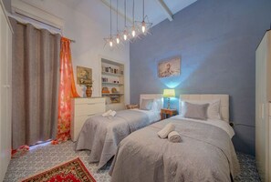 2 bedrooms, desk, iron/ironing board, WiFi