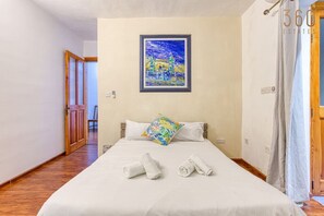 Escritorio, tabla de planchar con plancha, wifi y ropa de cama