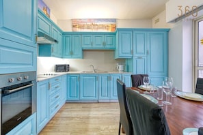 Microondas, horno, placa de cocina, lavavajillas