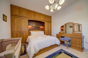 4 bedrooms, desk, iron/ironing board, travel crib - Traditional Maltese Escape with Rooftop Terrace! (Ħad-Dingli)