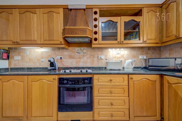 ثلاجة، ميكروويف، فرن، موقد طهي مسطح