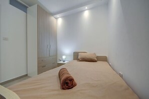 3 bedrooms, desk, iron/ironing board, WiFi