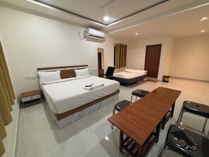 Deluxe Double Room, City View | Living area