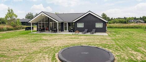House | Pemandangan dari hartanah