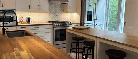 Microondas, horno, placa de cocina y lavavajillas