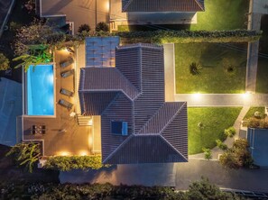 Um edifício moderno com piscina, área de estar ao ar livre e gramado bem cuidado.