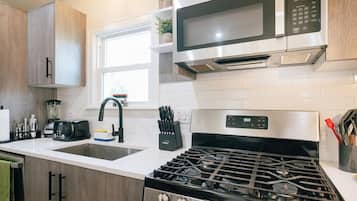 Microondas, horno, placa de cocina, lavavajillas